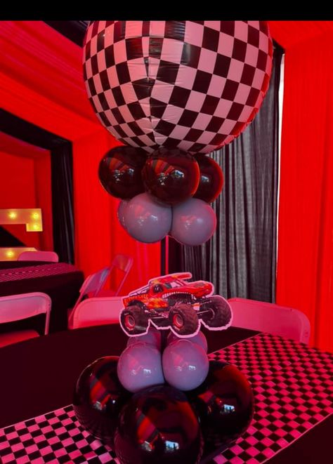 Cars Birthday Centerpieces, Cars Theme Centerpiece Ideas, Hot Wheels Centerpieces, Race Car Centerpiece Ideas, Car Centerpieces, Mitzvah Centerpieces, Cars Birthday Party Decorations, Deco Ballon, Hot Wheels Birthday