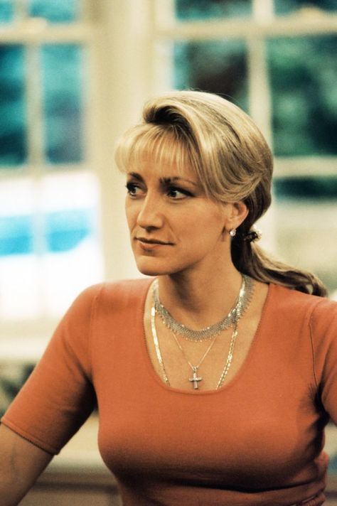 Carmela Soprano, unsung style icon Carmela Soprano, Edie Falco, Hairstyle Pictures, Wife Style, Tony Soprano, The Sopranos, High Hair, American Princess, Mob Wives