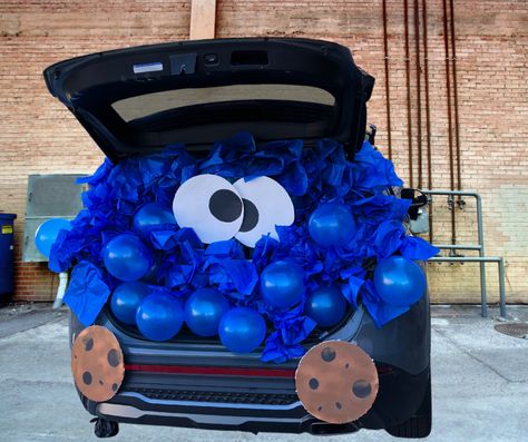 Cookie Monster Trunk with tissue paper and balloons for the face. Cookies are foam board spray painted brown with poster board chocolate chip cutouts. The eyes are also foam board with poster board circles. Cookie Monster Truck Or Treat, Cookie Monster Trunk Or Treat, Monster Trunk Or Treat, Monster Truck Bed, Trunk Decor, Monster Balloons, Golf Cart Decorations, Face Cookies, Trunker Treat Ideas