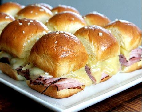 One Perfect Bite: Hawaiian Dinner Rolls + Overnight Sliders scroll on down to the ones you can make with purchased rolls..... Mini Panini, Hawaiian Sweet Breads, Sweet Dinner Rolls, Ham And Cheese Sliders, Cheese Sliders, Ham Sandwiches, Baked Ham, Hawaiian Food, Sweet And Savory