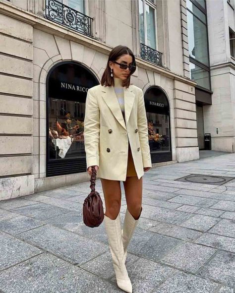 Monochromatic knee high boot outfit idea to wear this fall winter plus 19 more ways to wear tall boots. Crocodile Boots Outfit, Latest Winter Fashion, Crocodile Boots, White Leather Boots, High Boots Outfit, Trendy Boots, Tall Leather Boots, Street Style Paris, Knee High Leather Boots