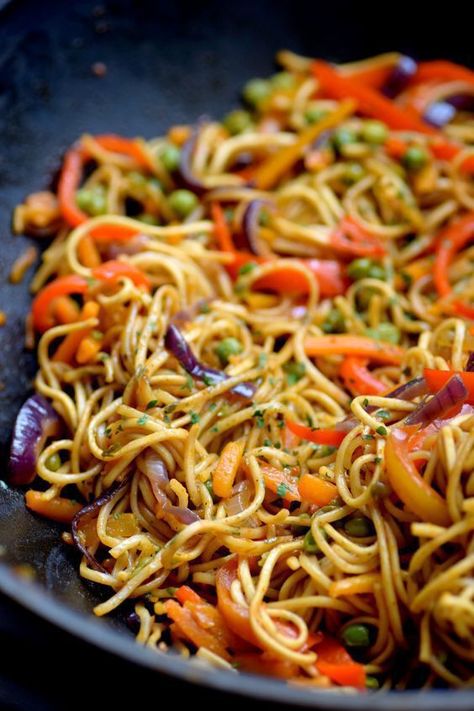 Nouilles : 6 recettes pour faire voyager vos papilles repé... - Grazia.fr Cibo Asiatico, Cream Sauce Recipes, Chinese Noodles, Health Dinner, God Mat, Idee Pasto Sano, Batch Cooking, Weight Watchers Meals, Pad Thai