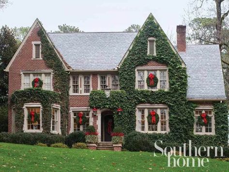 Southern Christmas, Glam Pad, Georgian Architecture, Traditional Christmas Decorations, Southern Homes, Tudor House, Outdoor Christmas Lights, Southern Home, Exterior Decor