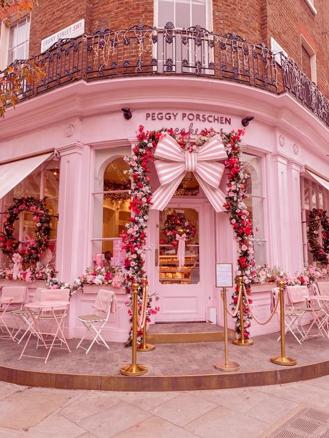 Peggy Porschen in London decorated for Christmas London Pink Cafe, Pink Shop Aesthetic, Cupcake Shop Aesthetic, Peggy Porschen Shop London, Pink Store Aesthetic, Christmas Store Decoration, Pink Cafe Design, Pink Bakery Aesthetic, Beauty Shop Design