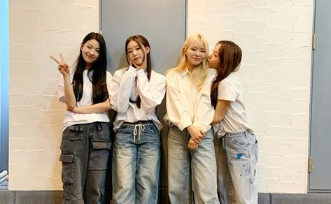 Rookie group FIFTY FIFTY has exceeded 30 million monthly listeners on Spotify. The quartet is now the K-pop girl group with the highest number of monthly listeners on the world's largest streaming platform. K Pop Girl, Fifty Fifty, Iconic Photos, Group Photos, Classical Music, Pop Group, K Pop, Kpop Girls, Girl Group