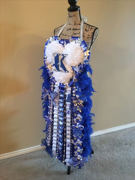 Cheerleading Senior Pictures, Big Homecoming Mums, Unique Homecoming Mums, Homecoming Campaign, Homecoming Mums Senior, Mums Homecoming Ideas, Mums Homecoming Diy, Homecoming Spirit Week, School Spirit Days