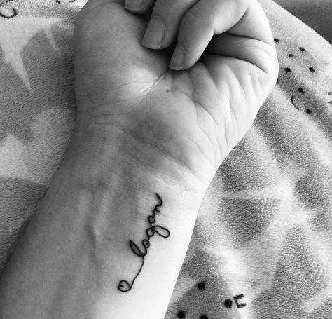 Wrist tattoo. Name tattoo Maiden Name Tattoos For Women, Maiden Name Tattoo, Name Tattoos For Girls, Small Name Tattoo, Tato Nama, Name Tattoo On Hand, Inner Wrist Tattoos, Font Tato, Small Wave Tattoo