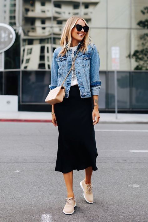 Slip skirts outfit with tennis shoes #fallstyle #ootd Svarta Outfits, Midi Skirt Outfit, Fashion Jackson, Summer Work Outfits, Mode Chic, Ținută Casual, Mode Inspo, 가을 패션, Fashion Mode