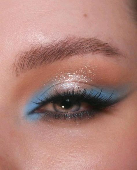 Natural Euphoria Makeup, Eye Makeup With Blue Outfit, Eye Makeup To Go With Blue Dress, Euphoria Makeup Blue Eyes, Blue Makeup Eyeliner, Blue Makeup For Wedding, Makeup To Go With Dark Blue Dress, Minimal Blue Eye Makeup, Blue Rhinestone Eye Makeup