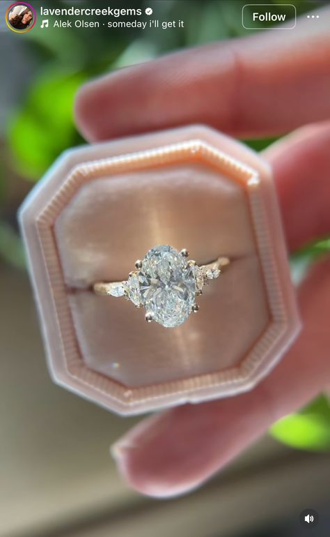 Classy Unique Engagement Rings, Unique Classy Engagement Rings, Timeless Engagement Ring Classy, Classy Engagement Rings, Jewellery Lookbook, Glittery Wedding Dress, Dig Jewelry, Classy Engagement Ring, Dimond Ring