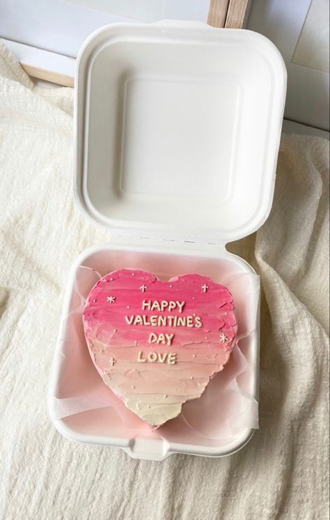 Bento Cake Design For Valentines Day, Cake Designs For Valentines Day, Cake For Boyfriend Aesthetic, Bento Cake For Valentines Day, Valentine Bento Cake Designs, Valentines Bento Cake Ideas, Valentine’s Day Mini Cakes, Pasteles San Valentin Ideas Mini Cakes, Heart Lunchbox Cake