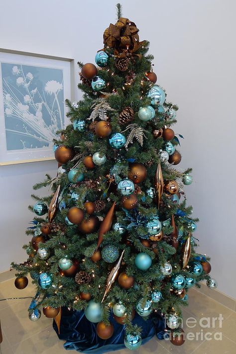 Blue and Brown Theme Blue Christmas Tree Decor, Gold Xmas Tree, Turquoise Christmas Tree, Christmas Tree Colour Scheme, Teal Christmas, Chirstmas Decor, Copper Christmas, Turquoise Christmas, Blue Christmas Decor