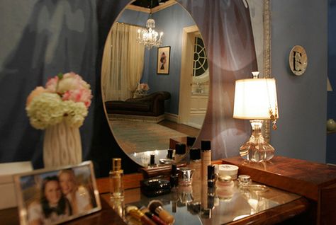 Blair Waldorf's vanity <3 Gossip Girl Bedroom, Blair Waldorf Bedroom, Blair Waldorf Room, Waldorf Bedroom, Gossip Girl Decor, Estilo Gossip Girl, Stile Blair Waldorf, Gossip Girl Blair, Nate Archibald