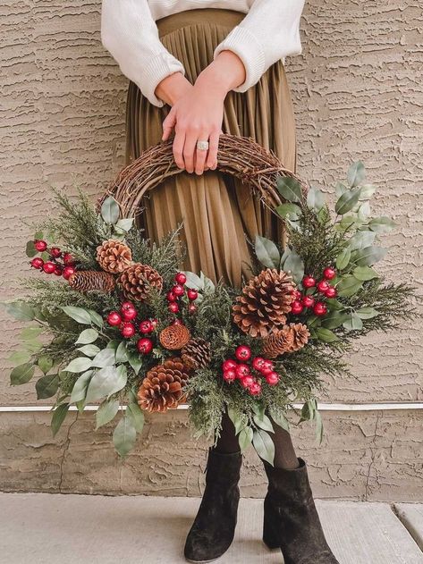 Real Christmas Wreaths Diy, Diy Rustic Christmas Wreath, Traditional Wreath Christmas, Rustic Wreaths Christmas, Natural Wreaths Christmas, Pine Boughs Decorations, Pine Christmas Wreaths, Christmas Grapevine Wreath Ideas, Pine Cone Wreath Diy