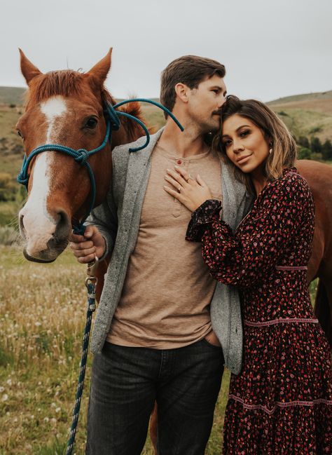 Amanda Wood Photography, couples adventure session, couples adventure photography, unique elopement locations, destination wedding photography, engagement pose ideas, engagement photo ideas, engagement photo outfits, engagement photos spring, engagement photos summer, couples photoshoot, engagement outfit ideas, couple photoshoot with horse, horse, couples horse photoshoot Horse Stable Engagement Photos, Romantic Horse Photoshoot, Couple Photo With Horse, Couple Poses With Horse, Engagement With Horses, Equestrian Engagement Photos, Couple With Horses Photography, Horse Photoshoot Ideas Couple, Couples Horse Photoshoot