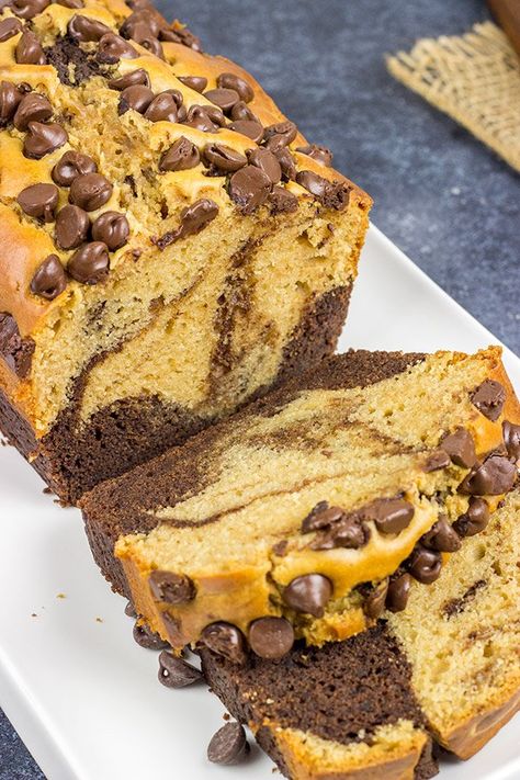 Chocolate Peanut Butter Bread - Fun and delicious quick bread! Butter Bread Recipe, Loaf Breads, Cabin Food, Mousse Au Chocolat Torte, Resepi Roti, Gluten Desserts, Quick Bread Recipes Easy, Dessert Squares, Cheesecake Oreo