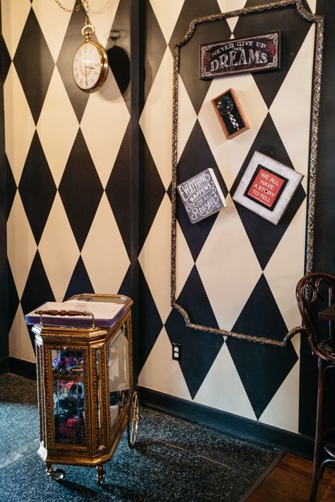 Mad Hatter Room Decor, Mad Hatter Dining Room, Alice In Wonderland Home Aesthetic, Alice In Wonderland Bathroom Ideas, Alice In Wonderland Dining Room, Mad Hatter Decor, Alice In Wonderland Room Aesthetic, Mad Hatter House, Alice In Wonderland Aesthetic Room