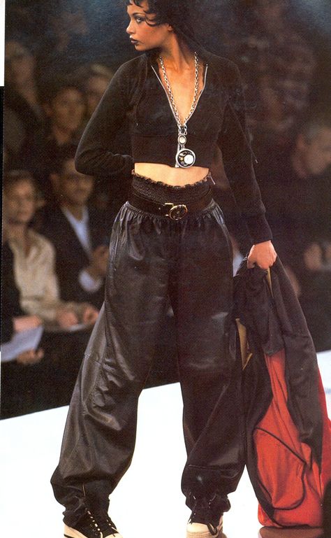 Harry Clarke, 90s Runway Fashion, Runway Fashion Couture, Robert Mapplethorpe, Patti Smith, Amy Winehouse, Moda Vintage, Paul Gaultier, Mode Vintage