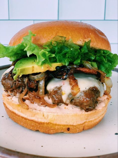 Grass Fed Burger - Melissa's Healthy Kitchen Grass Fed Beef Recipes, Burger Recipes Beef, Easy And Healthy Recipes, Homemade French Fries, Spicy Brown Mustard, Baked Bacon, Homemade Burgers, Primal Kitchen, Beef Burger