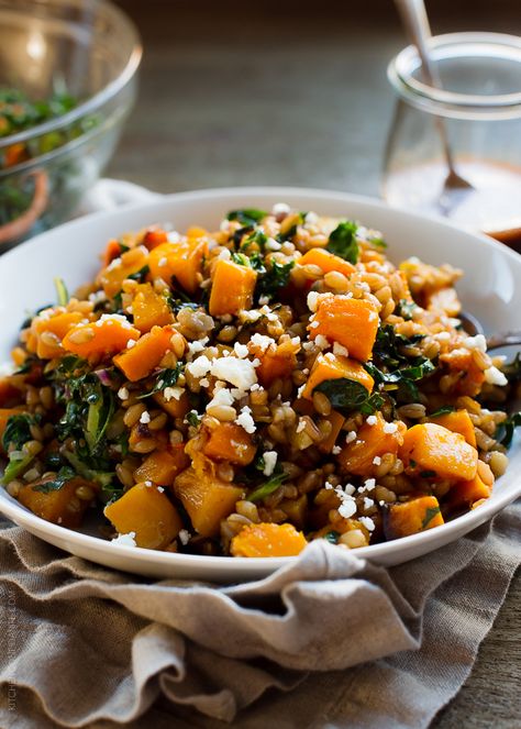 Roasted Butternut Squash Winter Salad with Kale, Farro and Cranberry Dressing is so versatile - make it as a side for Thanksgiving or a weeknight fall supper. Farro Recipes, Potatoes Crispy, Crispy Kale, Autumn Salad Recipes, Butternut Squash Salad, Farro Salad, Kale Leaves, Squash Salad, Fall Comfort Food