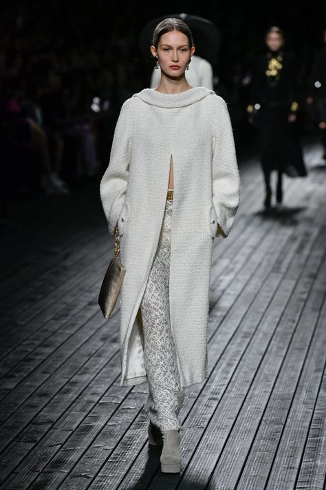 Chanel Fall 2024 Ready-to-Wear Runway, Fashion Show & Collection Review [PHOTOS] Chanel Outfits Women, Chanel Fashion Week, Paris Fashion Week Chanel, Fashion 1920s, Chanel Couture, Show Collection, Chanel Haute Couture, March 2024, Autumn Street Style