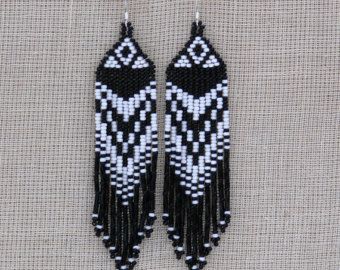 Beaded Earrings Black, Anting Manik, Native American Beadwork Patterns, Beautiful Beaded Earring, Seed Bead Jewelry Patterns, Beaded Earrings Native, Beaded Earrings Diy, Native American Earrings, Native American Beaded Earrings