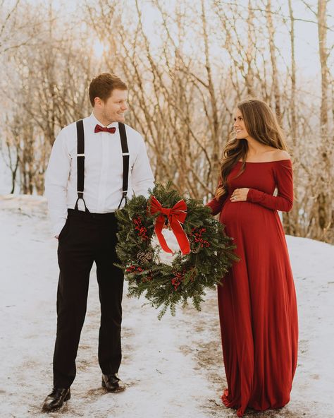 Even though it was a little slippery, I love the snow on the ground in these pictures! Christmas Pregnancy Outfit, Maternity Christmas Pictures, Snow Maternity Photos, Christmas Maternity Outfits, Winter Pregnancy Photoshoot, Christmas Pregnancy Photos, Winter Maternity Pictures, Caitlin Covington, Winter Maternity Photos