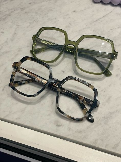 Chunky Frames Glasses, Eyebuy Direct Glasses, Green Frame Glasses, Big Glasses Outfit, Green Glasses Outfit, Green Glasses Aesthetic, Hen Wilson, Aesthetic Glasses Frames, Big Glasses Frames