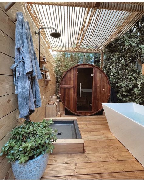 Garden Sauna Plunge Pool, Outdoor Tub Ideas Bathtubs, Cold Plunge On Deck, Sauna And Spa Outdoor, Outdoor Sauna Patio, Sauna Design Outdoor Backyard, Spa House Ideas, Home Sauna Aesthetic, Wellness Shed