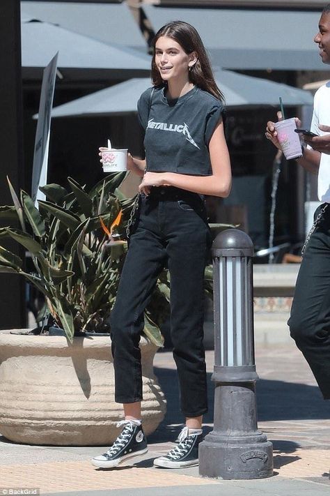 Converse Style Women, Kaia Gerber Style, Taylor Outfits, Converse Style, Outfits With Converse, Kaia Gerber, Street Style Fashion, Celebrity Street Style, Teenager Outfits