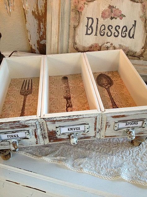 DIY Upcycled Drawers turned into utensil holder. What a fun project! Upcycled Drawers, Drawers Repurposed, Diy Vintage Decor, Old Drawers, Vintage Drawers, Decor Shabby Chic, Graphics Fairy, Upcycled Home Decor, Upcycle Projects