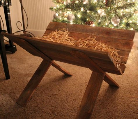 Wood you like to craft?: Wood Manger-Crafty Sisters Ward Christmas Party, Church Christmas Decorations, Outdoor Nativity, Christmas Manger, Diy Nativity, Christmas Pageant, Christ Centered Christmas, Christmas Program, Christmas Church