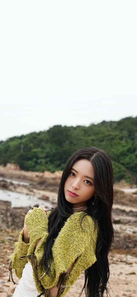 Yuna Wallpaper, Autumn Pics, Kpop Photo, She's So Pretty, Itzy Yuna, Yuna Itzy, Lee Chaeryeong, Shin Yuna, Shin Ryujin