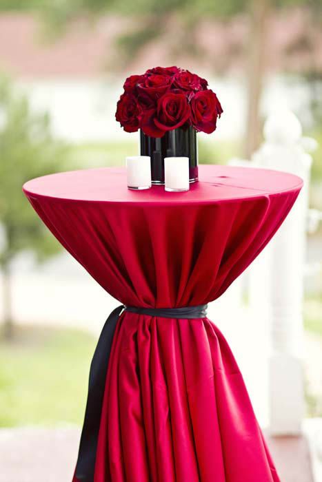 Goth Weddings, Black And White Centerpieces, Cocktail Table Decor, Scottish Weddings, Candles Black, Simple Cocktail, Red Halloween, White Centerpiece, Bar Cart Styling