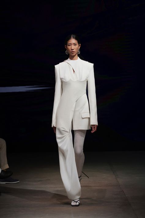 Minimalist Fashion Runway, Runway Womens Suits, Minimal Futuristic Fashion, Avant Garde Minimalist Fashion, Deconstructed Suit Women, Minimalist Futuristic Fashion, Architecture In Fashion, Architectural Inspired Fashion, Tailoring Aesthetic