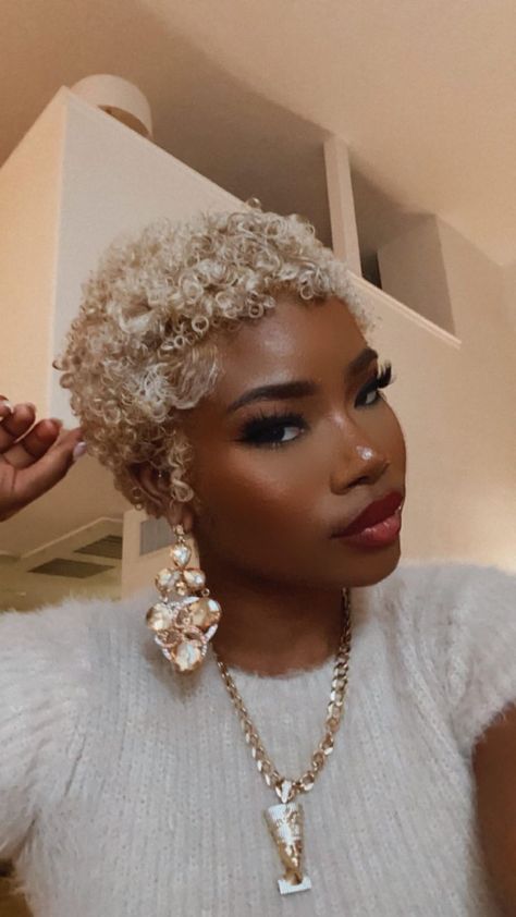 Finger Waves Short Hair, Blonde Natural Hair, Natural Hair Cuts, Natural Hair Short Cuts, Curls For The Girls, Short Sassy Hair, Pelo Afro, Sassy Hair, Afro Hair