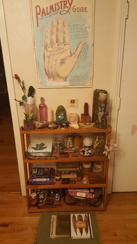 Whimsigothic Dorm, Altar In Bedroom, Spiritual Apartment, Bookshelf Altar, Craft Corner Ideas Small Spaces, Hippie Desk, Home Altar Ideas, Spiritual Room Aesthetic, Alter Ideas Spiritual