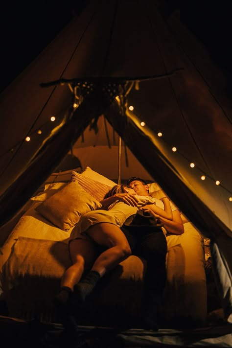 Alice & Ollie| Campfire couple photo session at The Dreys Kent — Blog Tent Camping Aesthetic Couple, Camping Dates Romantic, Romantic Camping Aesthetic, Camping Couple Goals, Couples Camping Aesthetic, Couple Camping Ideas, Couple Glamping, Couples Camping Romantic, Couple Camping Aesthetic