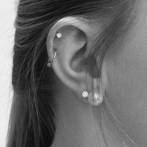 I don't like the big pearl, but this is the piercing placement I want. Maybe with the auricle a little further down though. I would also love a tragus piercing with a little tiny ring. Lower Helix Piercing, Piercings Corps, Piercing Placement, 3 Ear Piercings, Bodysuit Tattoos, Double Cartilage, Ear Peircings, Vintage Tattoos, Double Ear Piercings