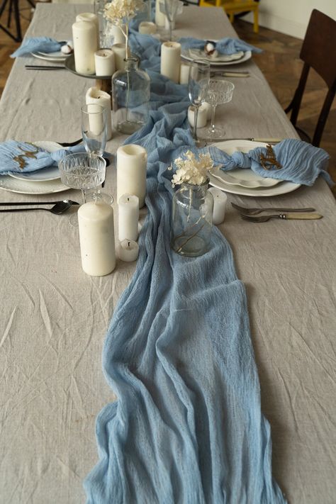 Blue Linen Table Runner, Dusty Blue Table Cloth Wedding, Baby Blue Table Runner, Wedding Reception Ideas Dusty Blue, Dark Blue And White Party Decor, Sky Blue Table Decorations, Pastel Blue Decorations, Dusty Blue Wedding Theme Table Settings Wedding Table Decor, Dusty Blue Vase