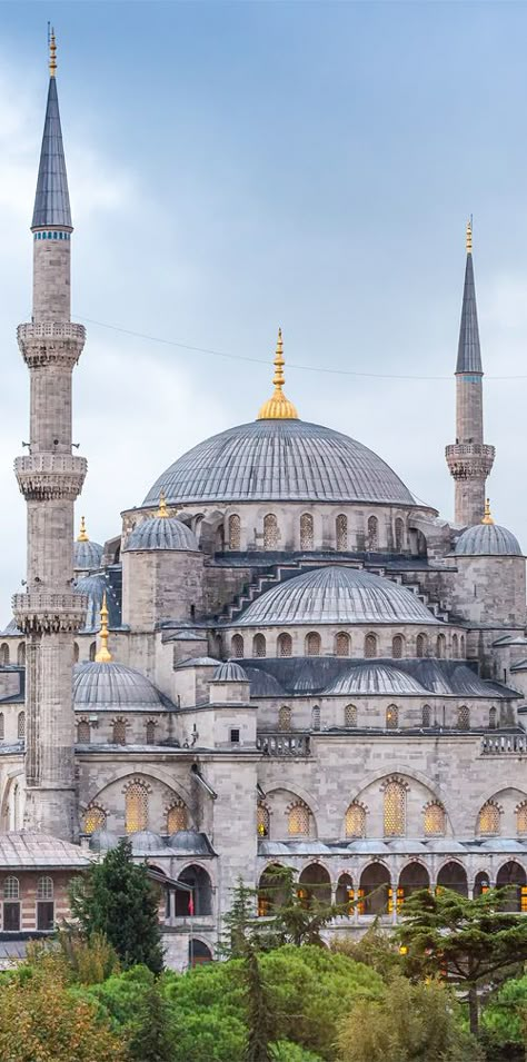 One of the most popular tourist attractions in Istanbul, The Blue Mosque was built in 1609 during the rule of Ahmed I #Istanbul La Mecca, Blue Mosque Istanbul, The Blue Mosque, Visit Istanbul, Timur Tengah, Arsitektur Masjid, Mosque Art, Mosque Architecture, Istanbul Travel