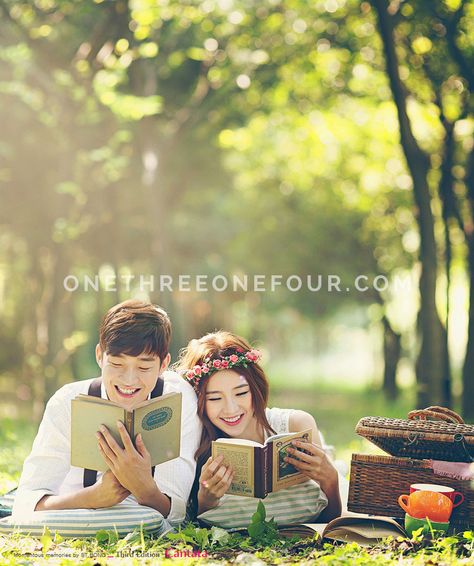 Boring Summer, Prenuptial Photoshoot, Pre Wedding Photoshoot Props, Picnic Engagement, Prewedding Outdoor, Wedding Photoshoot Props, Pre Wedding Photoshoot Outdoor, Summer Engagement Photos, Engagement Photo Ideas