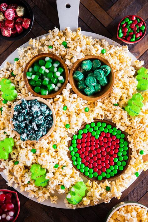 21 Extremely Festive Christmas Charcuterie Board Ideas - ZEN AND HONEY Grinch Charcuterie, Movie Night Snack Board, Grinch Movie Night, Grinch Board, Christmas Charcuterie Board Ideas, Holiday Finger Foods, Christmas Food Crafts, Perfect Christmas Dessert, Christmas Charcuterie Board