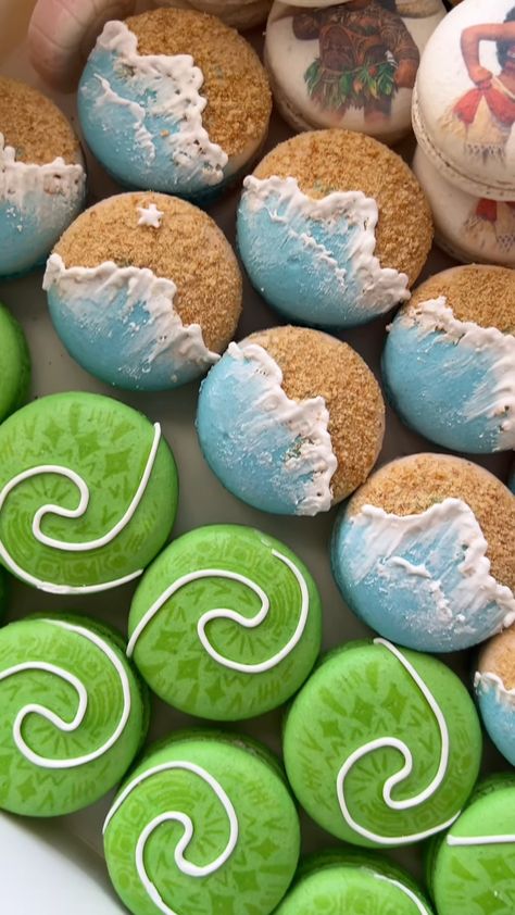 ANI l CUSTOM MACARONS | Bringing the spirit of the ocean to your dessert table with these custom Moana-themed macarons! 🌊✨ 🌺 - -#CustomMacarons #MoanaMacarons… | Instagram Moana Inspired Food, Stitch Macarons, Beach Macarons, Disney Macarons, Themed Macarons, Macaron Designs, Macaron Decoration, Cute Macarons, Macaron Ideas