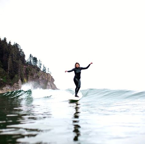 🖤 COLDWATER IMMERSIONS 🖤⁠ ⁠ There are a few reasons why we love surfing in the winter. ⁠ One of these reasons is because of the health benefits.⁠ ⁠ A fresh jump in the sea or a cold shower in the morning does more than just wake you up in the morning and improve your circulation. 🌊⁠ ⁠ The cold and warm stimuli constrict and dilate your blood vessels, which strengthens your immune system. 💚⁠ ⁠ Studies have also shown that cold water reduces sore muscles and supports recovery after sports.💪🏽 Morning Surf Aesthetic, Cold Water Immersion, Cold Water Surfing, Tofino Surfing, Winter Surfing, Best Calf Exercises, Surfer Girl Aesthetic, Surfing Tips, Surfing Aesthetic