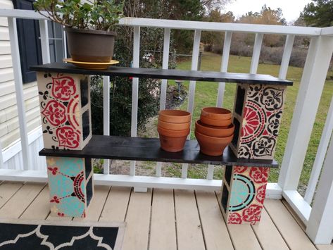 Plant Shelf Ideas Outdoor, Outdoor Plant Display Shelves, Diy Plant Bench Outdoor, Diy Outdoor Shelves For Plants, Outdoor Plant Shelves Diy, Patio Shelf Ideas, Patio Shelves Outdoor, Cinder Block Plant Shelf, Cinderblock Plant Stand