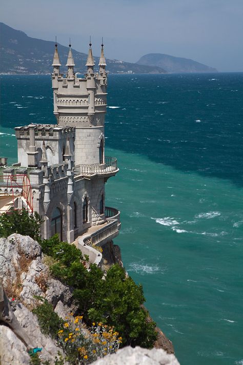 "Swallow's Nest" Castle, Ukraine Sea Castle, Alnwick Castle, Famous Castles, Chateau France, Hidden Beach, Beautiful Castles, Swallows, Bhutan, Puerto Vallarta