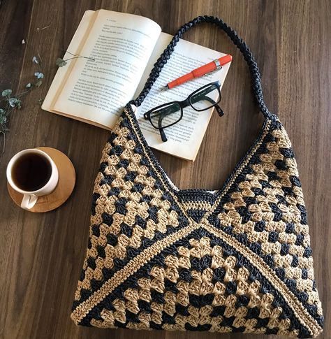 Chic Crochet Projects, Trendy Crochet Projects Ideas, Granny Square Crochet Bag Pattern, Crochet With Granny Squares, Crochet Simple Bag, Crochet Granny Square Ideas, Unique Crochet Ideas, Granny Square Ideas Projects, Simple Crochet Gifts