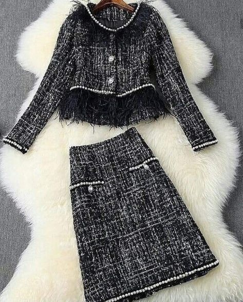 Chanel Jacket Trims, Feather Fringe, Mode Chanel, Skirt Suits, Women Blazer, Casual Day Dresses, Chanel 2, 60s Fashion, Fall Fashion Outfits