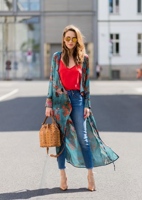 Wear It Kimono Style Alexandra Lapp, Kimono Outfits, Kimono Wrap Dress, Style Parisienne, Walking Down The Street, Mode Kimono, Elegante Casual, Hippie Outfits, Inspired Outfits